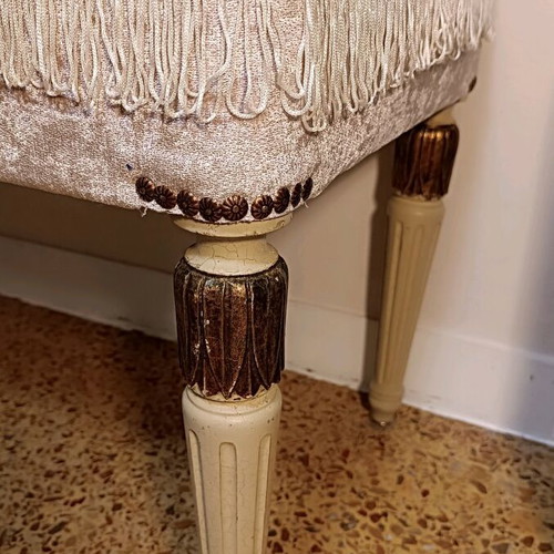 Stool like new, upholstered bench with wooden legs