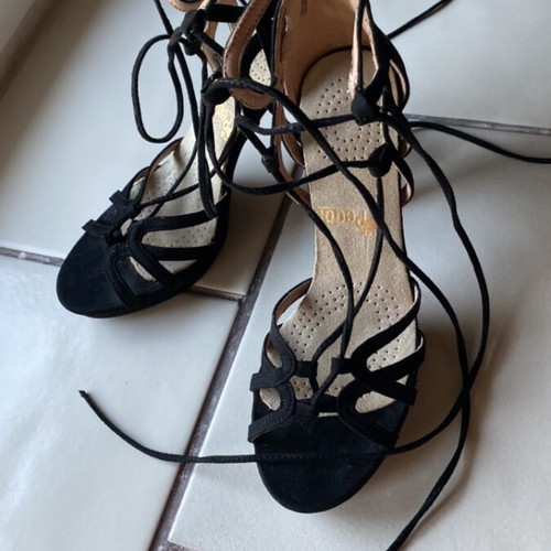 Pedor high heels with laces, soft comfortable insole, like new, size 39, black