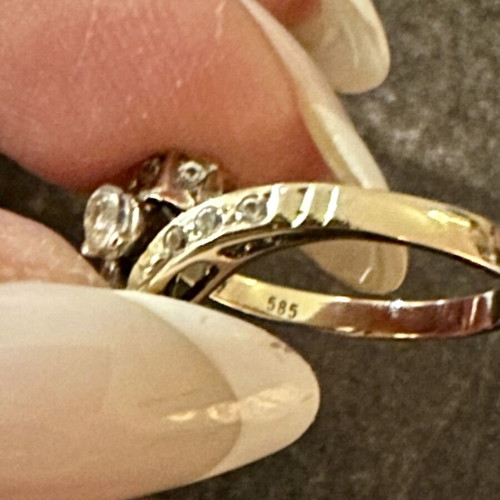 Gold K14 ring with zircon stones like new