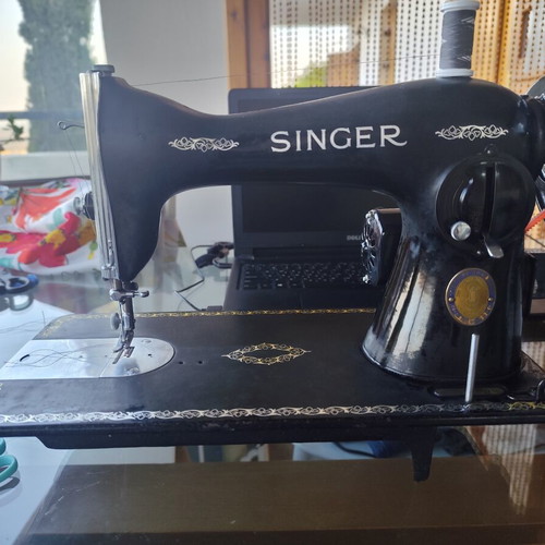 Singer sewing machine like new, fully functional