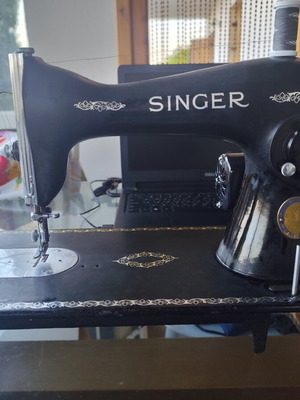 Singer sewing machine like new, fully functional