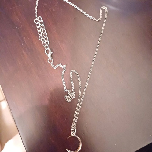 Faux crescent moon necklace new in excellent condition silver