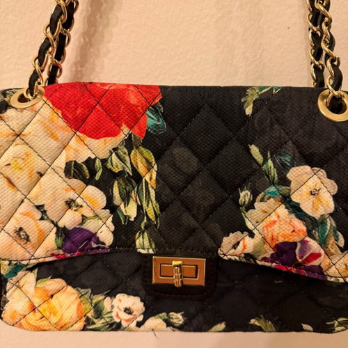 VF floral bag like new, quilted floral shoulder multicolor