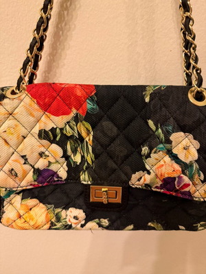 Τσάντα VF floral σαν καινούργιο, φλοράλ καπιτονέ ώμου πολύχρωμη