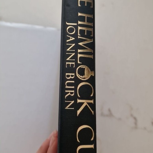 The Hemlock Cure hardcover book like new, English