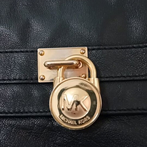 Michael Kors leather black shoulder bag like new with chain
