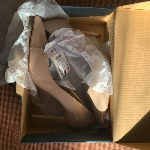 Zara Women Patent Finish High Heel Shoes new, size 40, beige