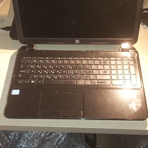 Laptop HP 15-d008sv used for spare parts with screen and keyboard