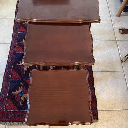 Set of 3 solid wood nesting tables like new, classic style
