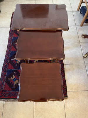 Set of 3 solid wood nesting tables like new, classic style