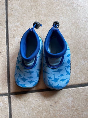 Beach shoes like new, size 22/23