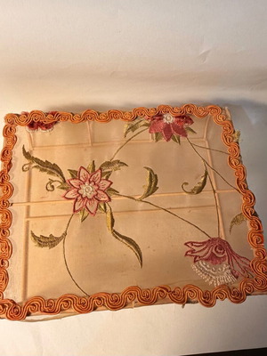 Διακοσμητικό κουτί μεταχειρισμένο με μεταλλική βάση και κεντήματα