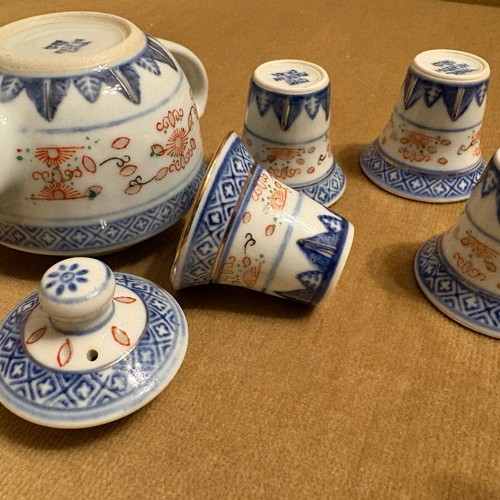 Chinese porcelain miniature teapot with 4 small cups like new