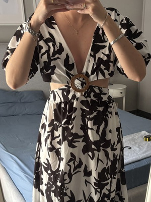 Maxi dress with cut-out waist black and white floral print like new