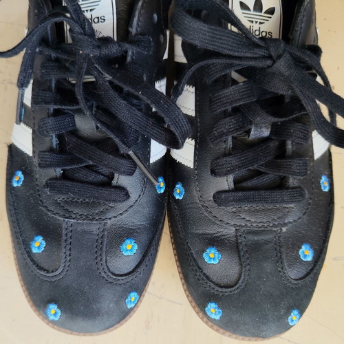 Adidas Samba OG αθλητικά σαν καινούργια, μαύρα με μπλε κεντητά λουλούδια νούμερο 40