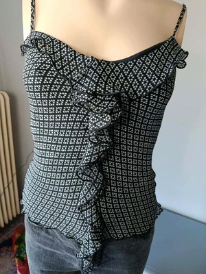 Orsay top with ruffles size 32 like new, gray geometric pattern