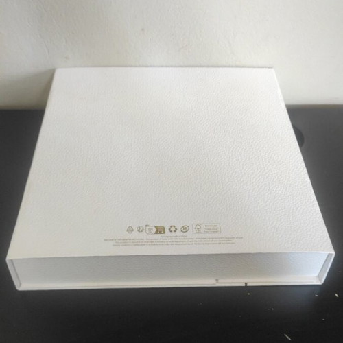 Dior box magnet like new 32x32x6