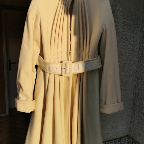 Twist elegant coat with high collar, pleats and textile belt