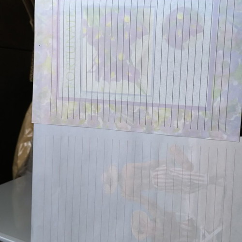 Letter writing set like new, 18 sheets, 2 covers, 4 glue sets with envelopes