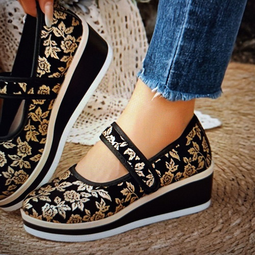 Women's elegant shoes new in black and gold