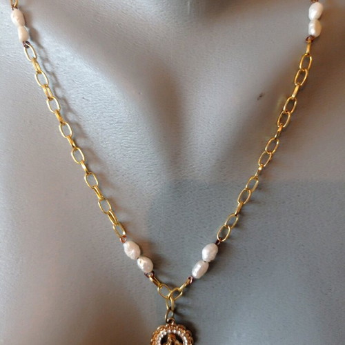 Necklace with Virgin Mary and natural pearls new