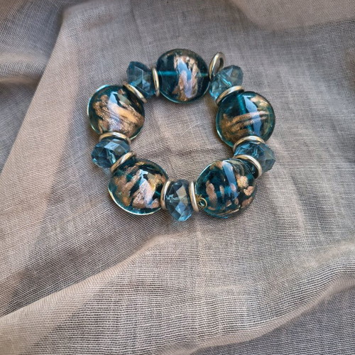 Elastic bracelet like new with petrol glass beads and gold details