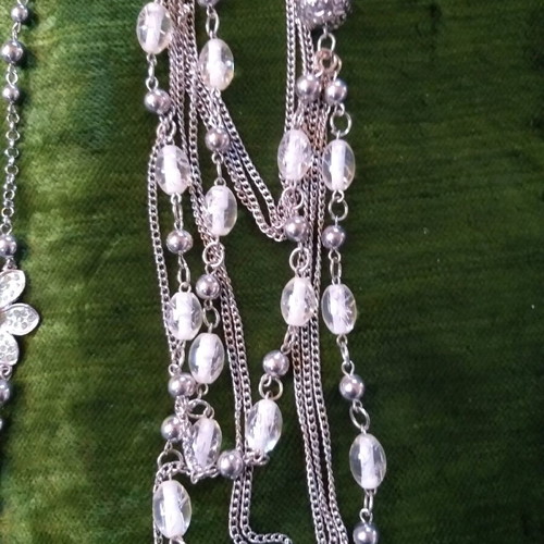 Necklace set like new, 3 pieces green and silver
