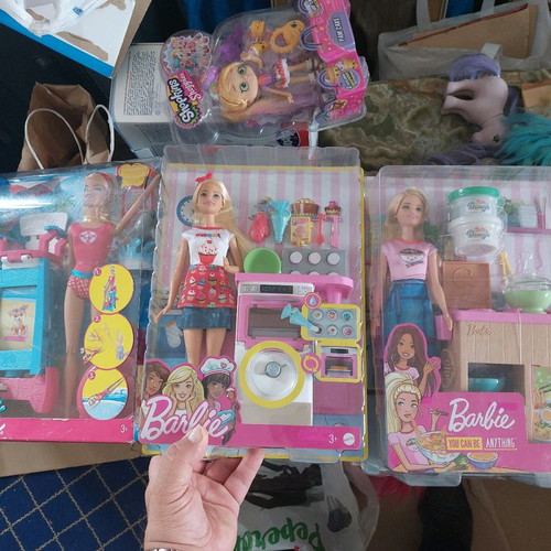 Barbie Καινούργιες πακέτο, μία με φθορά στο κουτί