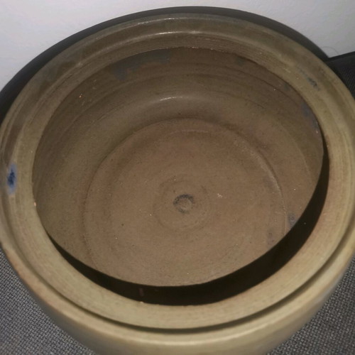 Ceramic decoration used, khaki with bird-shaped lid