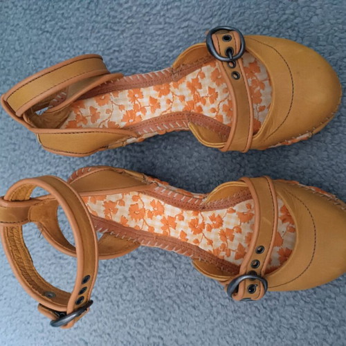 Spanish leather sandals size 39 like new, green and yellow