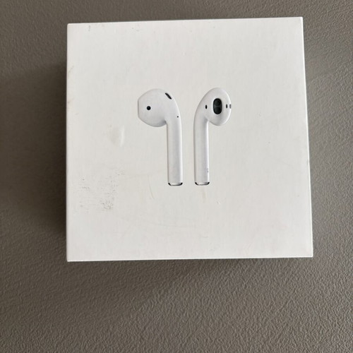 Apple AirPods 2 with wireless charging case