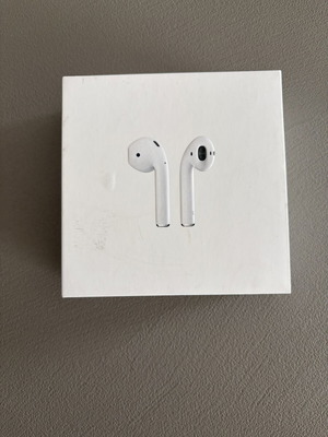 Apple AirPods 2 with wireless charging case