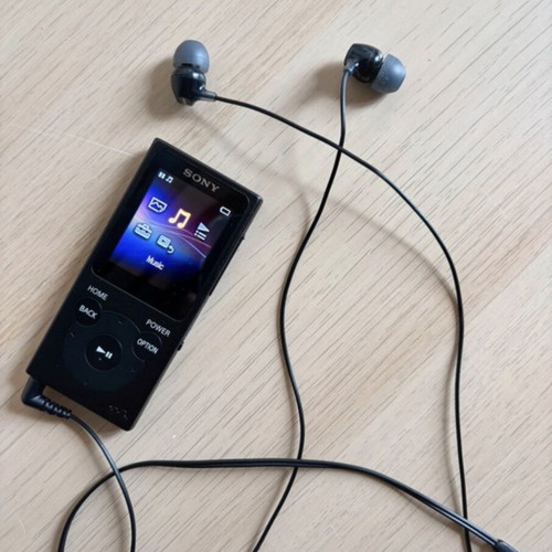 Sony mp3 player 8GB with cable and earbuds like new