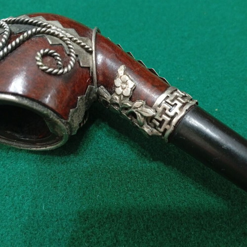 Tobacco pipe used with metal decoration