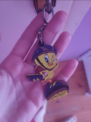 Vintage Looney Tunes Tweety Bird rollerblades keychain (2000)