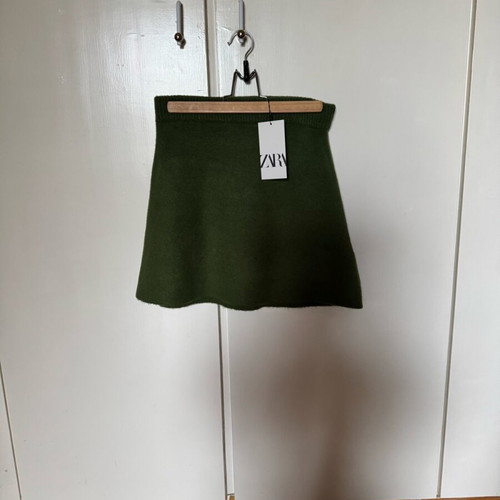Knitted mini skirt green Zara new, size Small