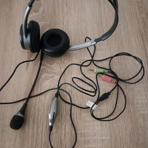 Genius wired headphones used with microphone