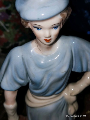 Порцеланова фигура на жена Alba Iulia като нова