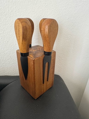 Cryspo Trio cheese knife set with magnetic acacia wood base, like new