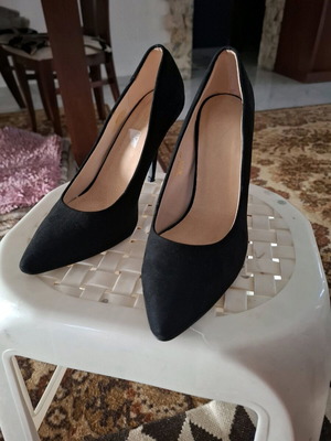 Famous Shoes black pumps like new, 10 cm heel size 41