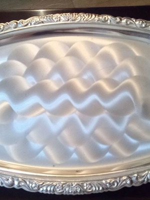 Метален поднос за сервиране употребяван