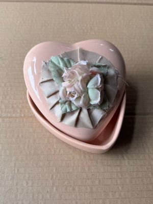 Ceramic jewelry box used with small internal crack