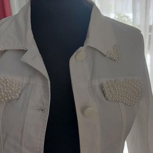 White denim jacket Lynne like new, size S-M with white pearls
