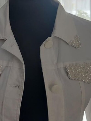 White denim jacket Lynne like new, size S-M with white pearls