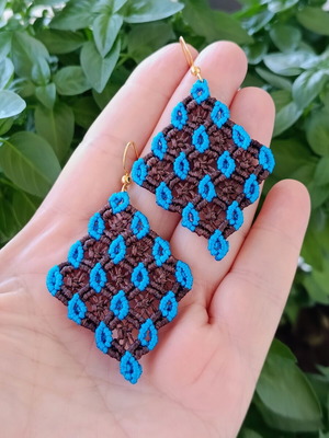 Χειροποίητα σκουλαρίκια macrame σε καφέ και μπλε της θάλασσας