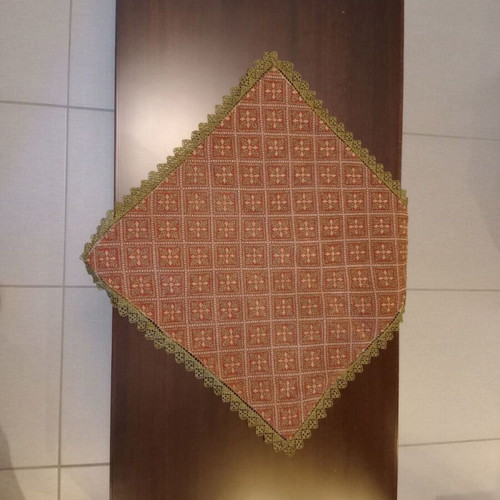 Elegant tablecloth with red and green patterns and gold lace new