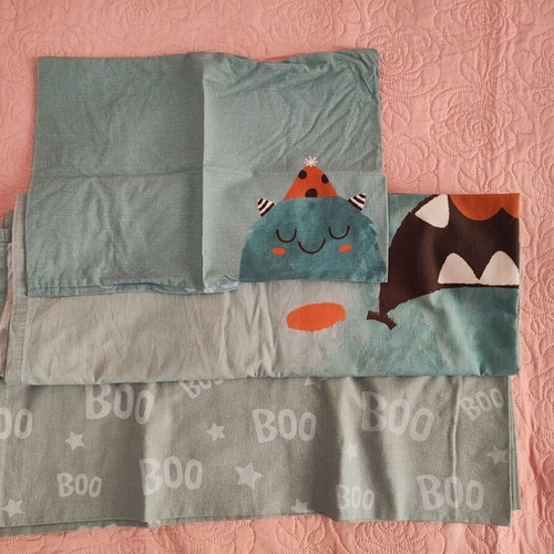 Kentia baby crib set used with quilt and 2 Nef-Nef sheet sets