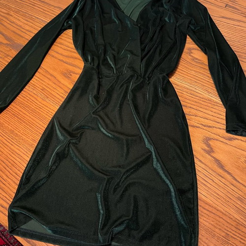 Zara elastic dress green velvet effect - 13,00 - Vendora.cy Zara elastic dress green velvet effect - 13,00 - Vendora.cy