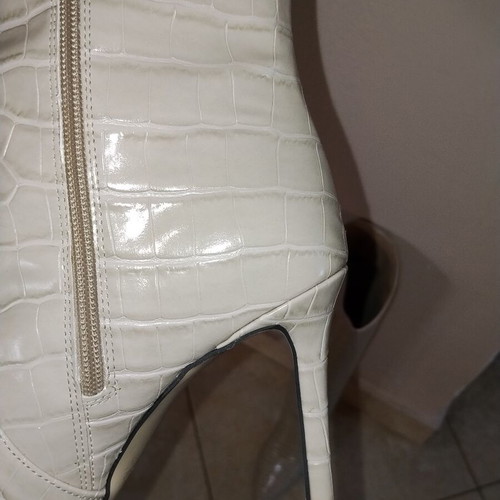 Sante beige boots size 40 like new leather with zipper