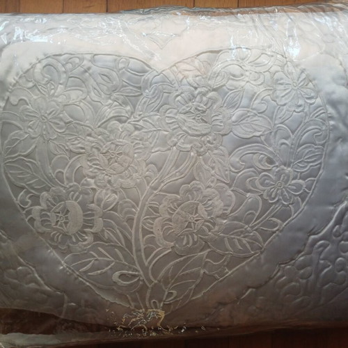 Bridal quilt double with two pillowcases new
